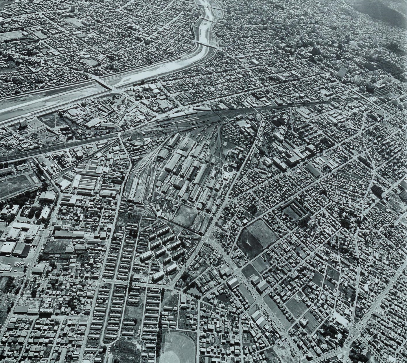 1977年秋に空撮された創成川東のエリア（札幌市公文書館所蔵）
