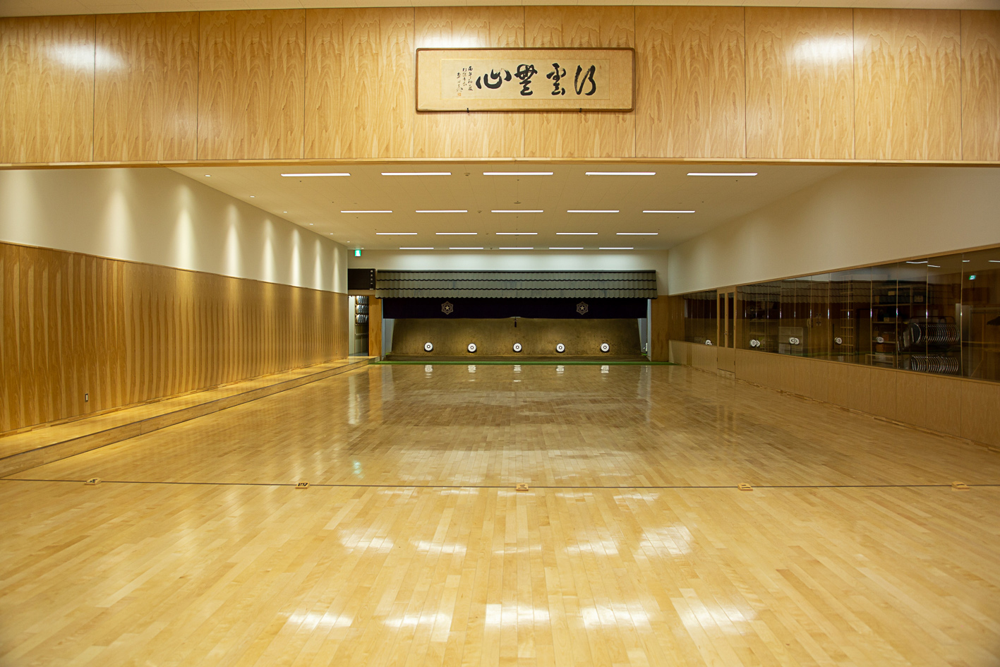 札幌で唯一常設の「土俵」が設置されている。ジムやウエイトリフティング、弓道、ボクシング、柔道・剣道・空手の武道場といった多様な専用スペースを備える。災害時には３つの武道場をつなげて避難所として活用できる。